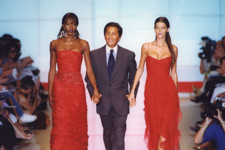 Valentino, con Naomi Campbell y Gisele Bündchen en un desfile en julio de 1999