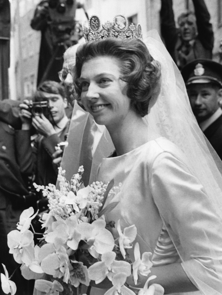 Désirée de Suecia con la Tiara de los Camafeos y el vestido de novia de su hermana Birgitta de Suecia en su boda, celebrada el 5 de junio de 1964 en Estocolmo