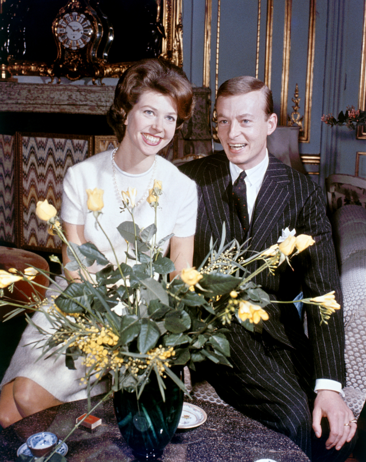 Désirée de Suecia y Niclas Silfverschiold en el anuncio de su compromiso