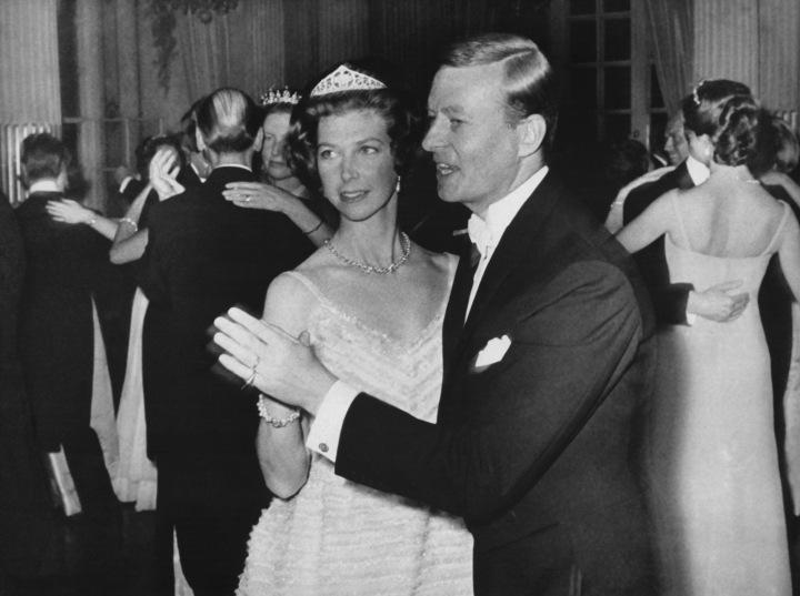 Désirée de Suecia y Nicolas Silfverschiold en su primer baile como casados el día de su boda en 1964