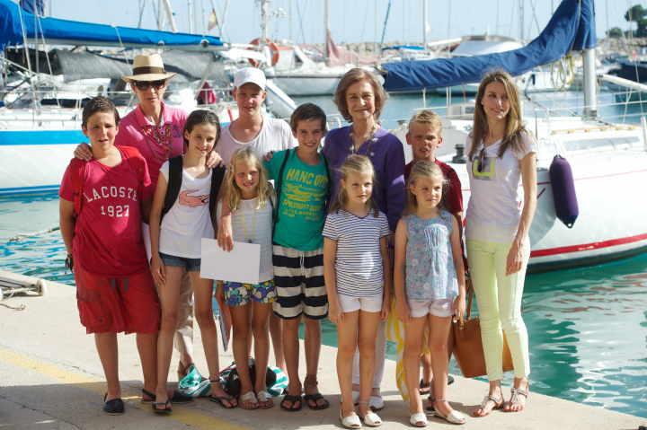 La reina Sofía con sus ocho nietos, su hija Elena y su nuera Letizia en un posado en Mallorca en verano de 2013