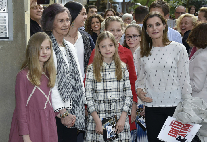 La reina Sofía, la reina Letizia, la princesa Leonor, la infanta Sofía, Victoria Federica e Irene Urdangarin en una salida familiar para ver el musical 'Billy Elliot'