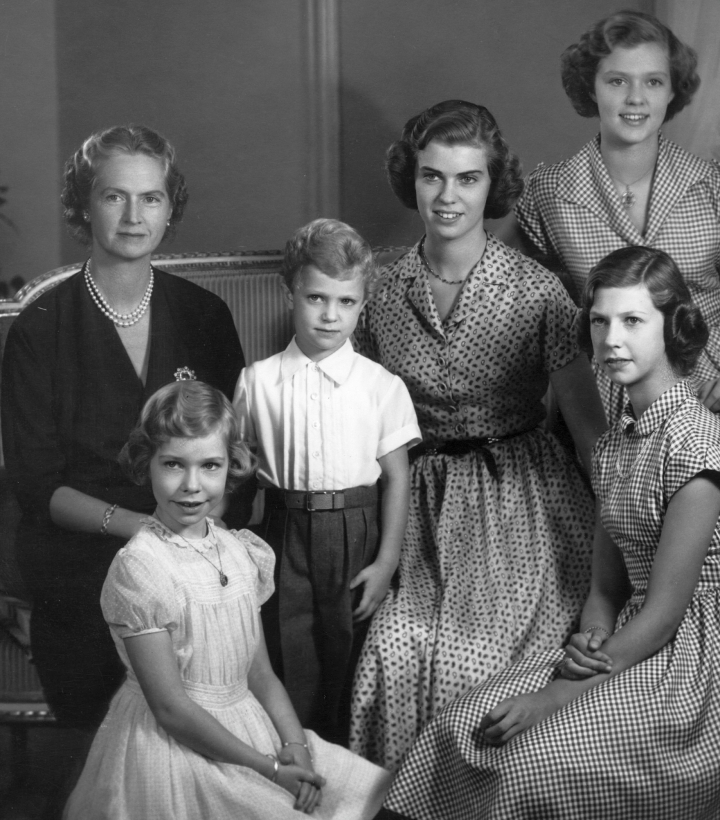 Sybilla de Suecia con sus cinco hijos Margaretta, Birgitta, Désirée, Christina y Carlos Gustavo de Suecia en 1951