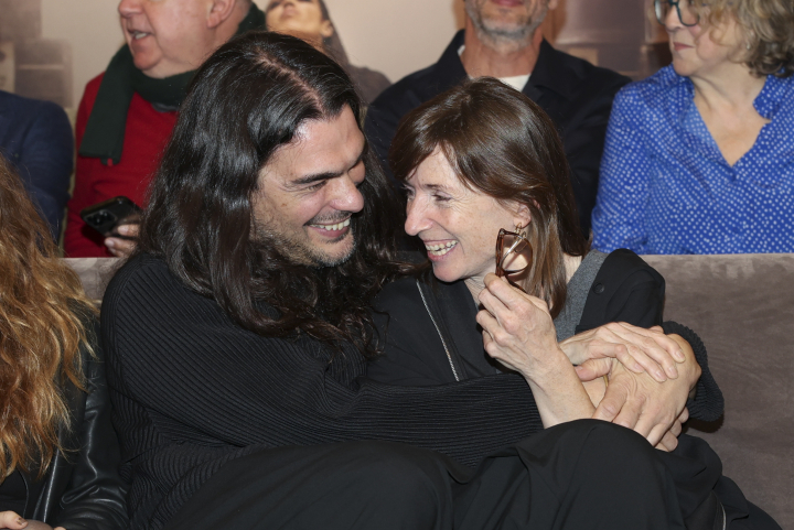 La felicidad de Óliver Laxe con su equipo tras las dos nominaciones a los Oscar 2026 de 'Sirat'