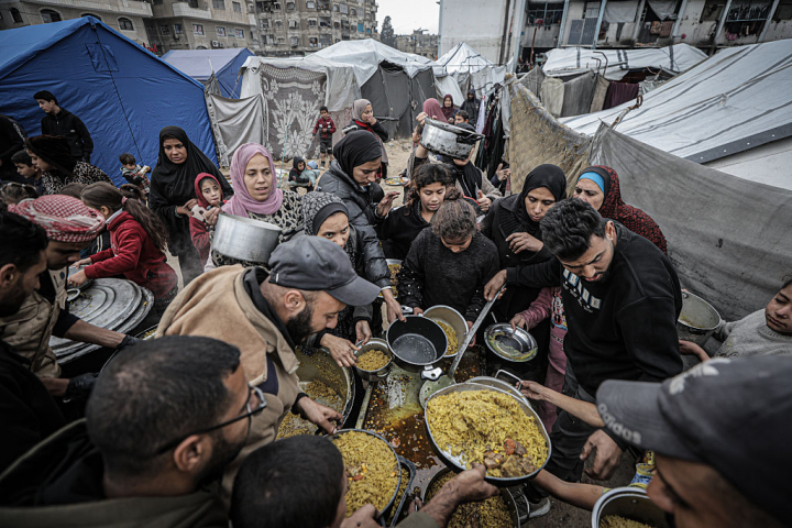 Distribución de comida y ayuda humanitaria en Gaza.