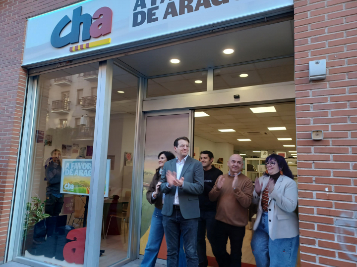 El candidato de CHA a la Presidencia del Gobierno de Aragón, Jorge Pueyo, durante el arranque de la campaña electoral