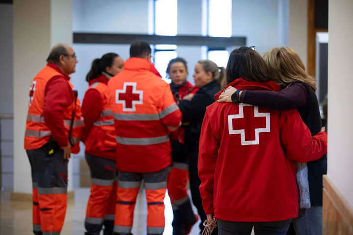 Equipos de la Cruz Roja atendiendo a los familiares de las víctimas del accidente de tren de Adamuz (Córdoba).