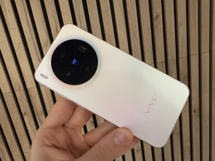 La parte trasera del vivo X300, con un color muy elegante.