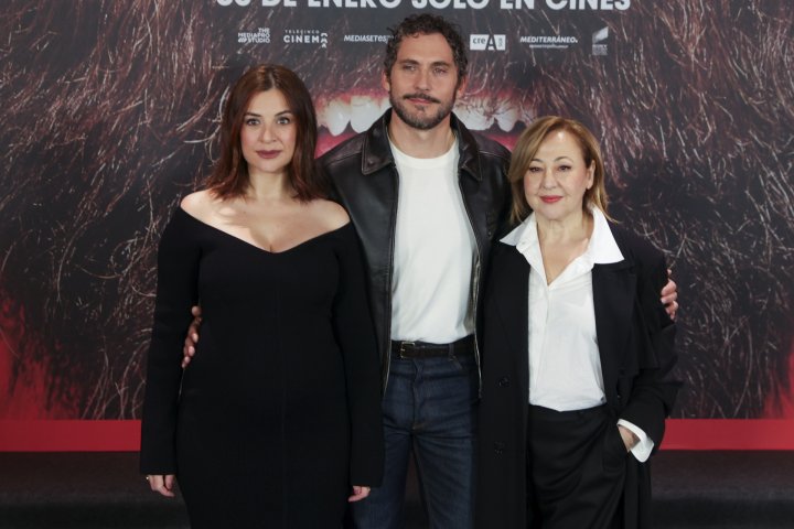 Miren Ibarguren, Paco León y Carmen Machi en el 'photocall' de 'Aída y vuelta'.
