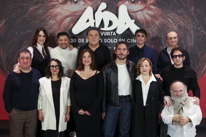 Parte del reparto de 'Aída y vuelta'.