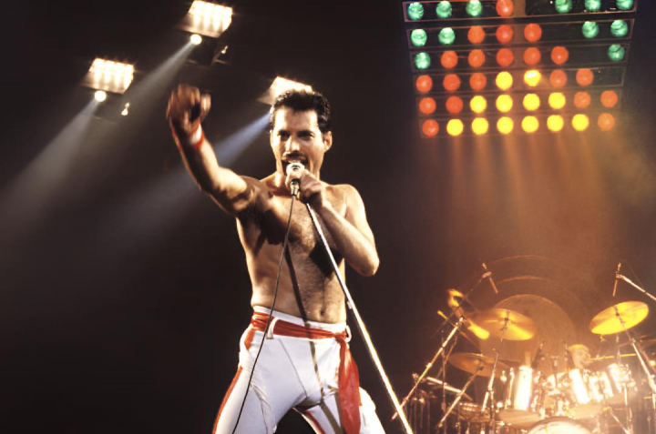 alt="alt="Freddie Mercury actuando en Live Aid con Queen""