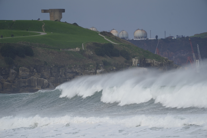 alt="alt="Fuerte oleaje en la playa de San Lorenzo en Gijón, al paso de la borrasca Ingrid, con el Elogio del Horizonte al fondo.""