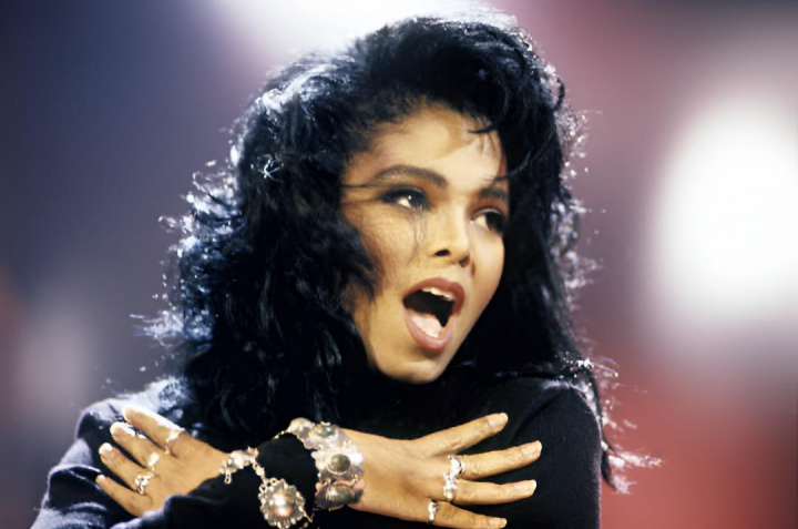 alt="alt="La artista independiente y visionaria Janet Jackson actuando""