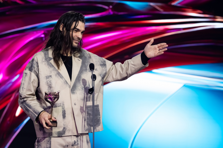 Oliver Laxe, después de ganar uno de los dos Premios Feroz con 'Sirat'.