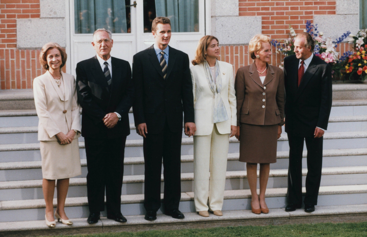 La infanta Cristina e Iñaki Urdangarin con sus respectivos padres en el anuncio de su compromiso en La Zarzuela en 1997