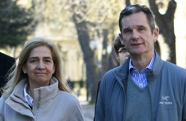 La infanta Cristina e Iñaki Urdangarin en Vitoria paseando juntos en el primer permiso carcelario de él en Navidad de 2019