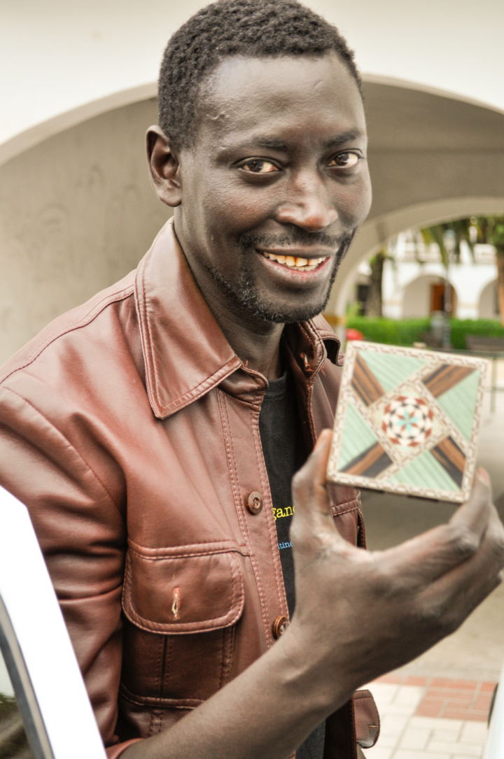 Augustin con una caja de taracea, tipico de Granada, hecho por él para su madre.