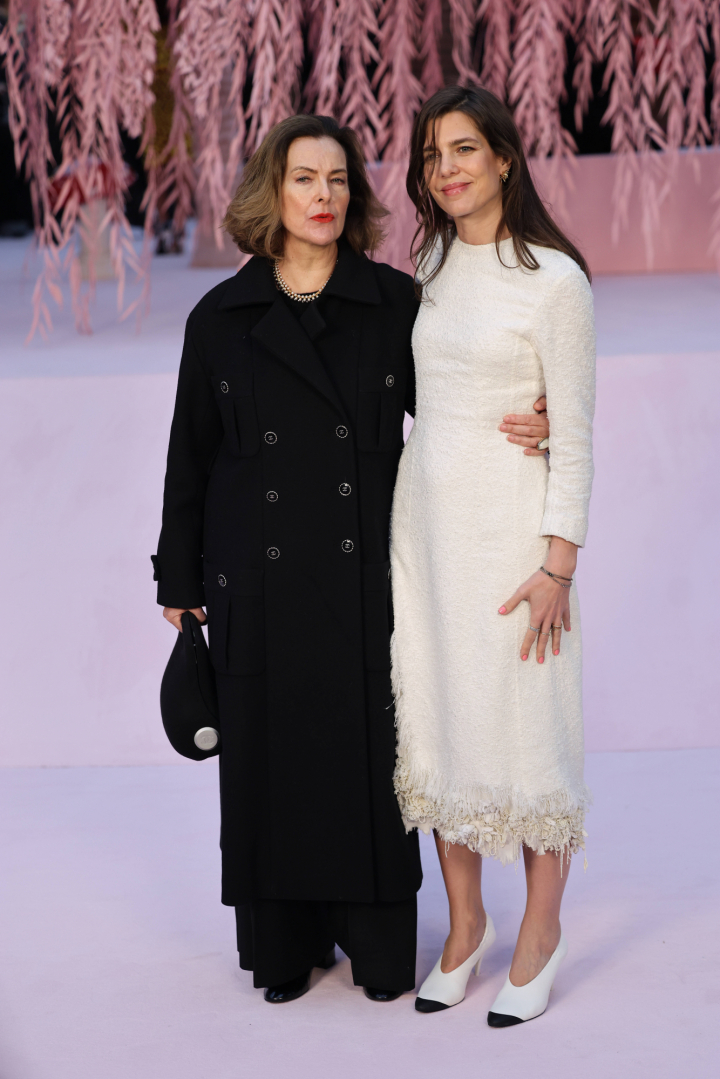 Carole Bouquet y su exnuera Carlota Casiraghi en el desfile de Alta Costura de Chanel en la Paris Fashion Week
