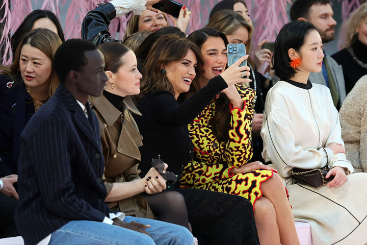 Penélope Cruz y Dua Lipa, haciéndose un selfie en el desfile de Chanel
