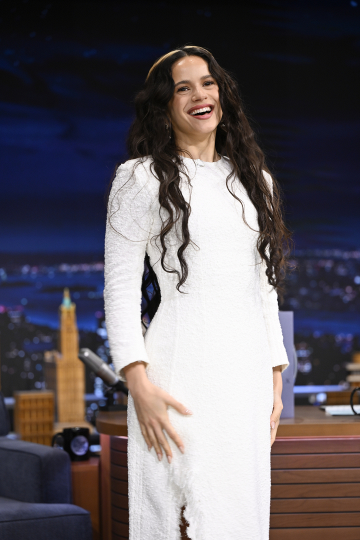 Rosalía con un vestido blanco de Chanel en el programa de Jimmy Fallon