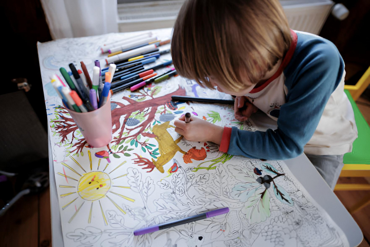 Una foto de archivo de un niño pintando