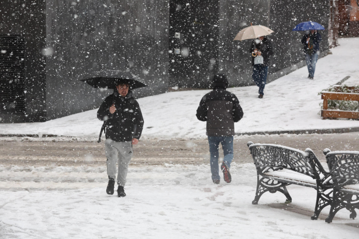 SALAMANCA, 28/01/2026.- Una fuerte nevada ha cubierto este miércoles de madrugada Salamanca con varios centímetros de nieve en la capital y ha obligado a parar el tráfico pesado en buena parte de la provincia, que se prepara para un día complicado en las carreteras. EFE/ JM García