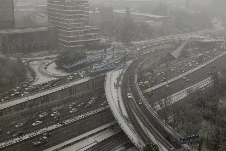 MADRID, 28/01/2026.-Vista de la nevada caída en Madrid este miércoles. Numerosas líneas de autobuses interurbanos presentan incidencias, con suspensiones, desvíos y dificultades de circulación en distintos municipios, como consecuencia de la nevada que se está registrando en la zona norte y oeste de la región y que está provocando importantes afecciones a la circulación y al transporte público, según la Comunidad de Madrid.-EFE/ Ballesteros
