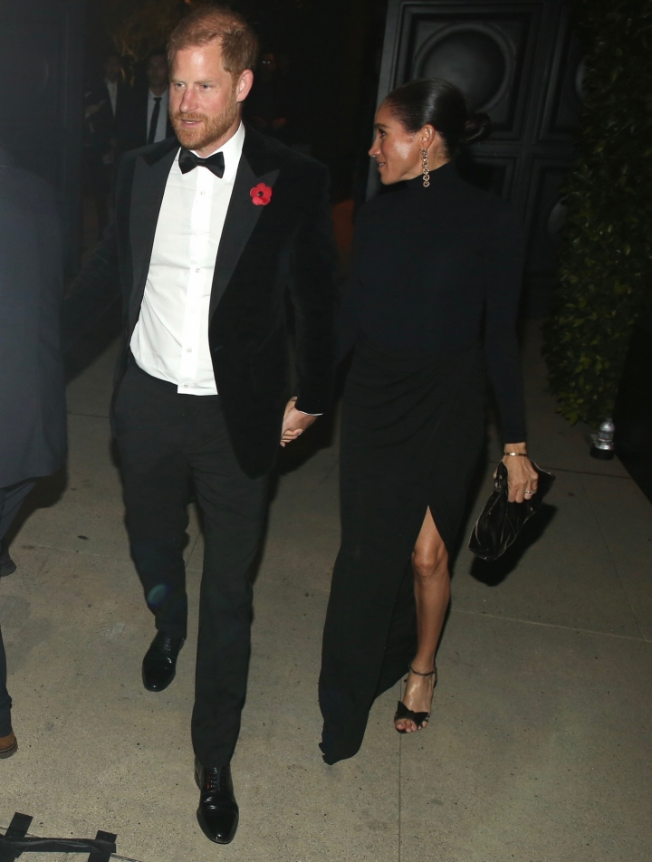 El príncipe Harry con la amapola por el Día del Recuerdo junto a Meghan a la salida del 70 cumpleaños de Kris Jenner