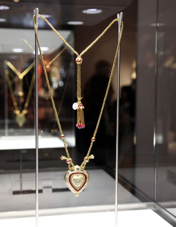 Imagen del collar Taj Mahal durante la subasta en 2011