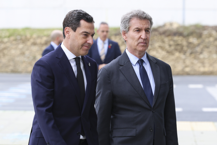 Juanma Moreno Bonilla y Alberto Núñez Feijóo en el funeral en Huelva por las víctimas del accidente de tren de Adamuz