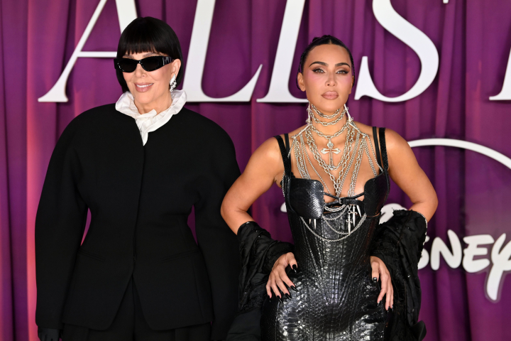 Kris Jenner y su hija Kim Kardashian en el estreno de 'All's Fair'