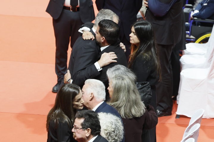 Los reyes Felipe y Letizia consolando a los familiares de las víctimas en el funeral en Huelva por las víctimas del accidente de Adamuz