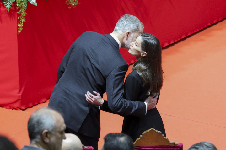 Los reyes Felipe y Letizia se dan la paz con un beso en el funeral de Huelva por las víctimas del accidente de Adamuz