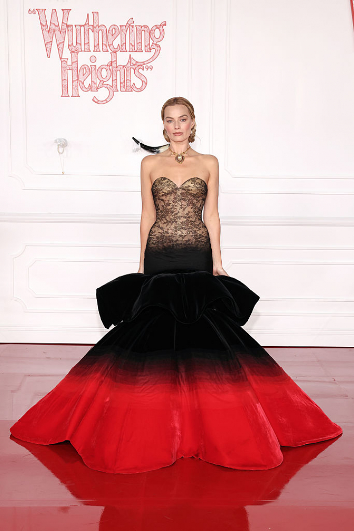Margot Robbie, con su vestidazo de Schiaparelli en el estreno de 'Cumbres borrascosas'