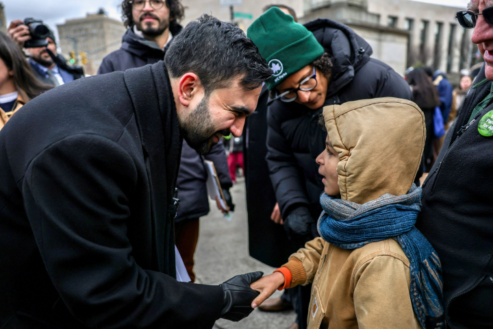 El alcalde de Nueva York, Zohran Mamdani, saluda a un niño después de una conferencia de prensa en Brooklyn, el 2 de enero de 2026.
