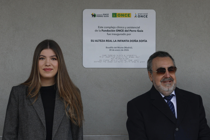 Sofia, con la placa junto al presidente de la Fundación ONCE, Miguel Carballeda.