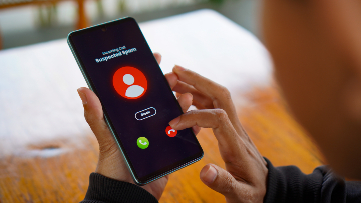 Una persona recibe una llamada fraudulenta.