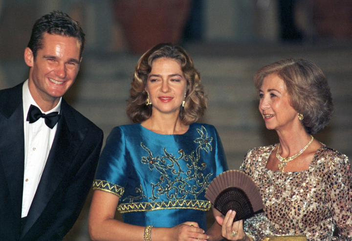 La infanta Cristina e Iñaki Urdangarin con la reina Sofía en la cena previa a su boda en el Palacete Albéniz de Barcelona en octubre de 1997