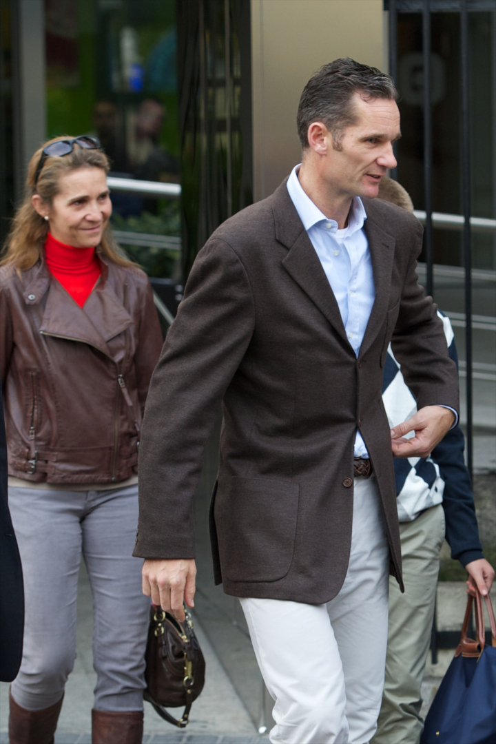 La infanta Elena e Iñaki Urdangarin tras visitar al rey Juan Carlos en el hospital en 2012