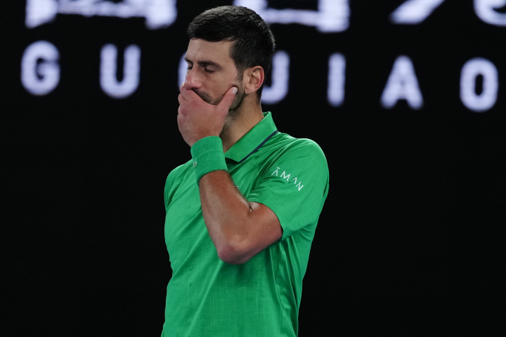 Las dudas de Djokovic en pista, durante la segunda manga.