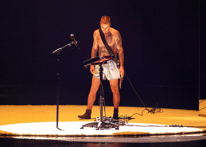 Justin Bieber durante su actuación en la gala de los Grammy 2026.