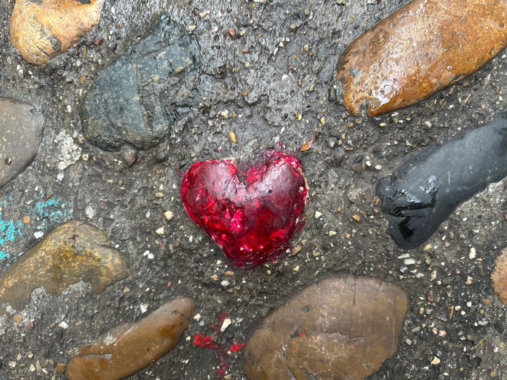 Piedra en forma de corazón situada en la calle Armas de Córdoba