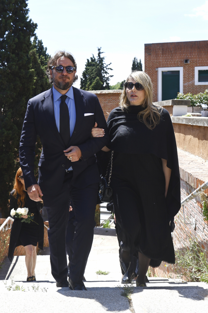 Francisco de Borbon von Hardenberg y Sophie Karoly en el entierro del duque de Sevilla en Madrid en mayo de 2025