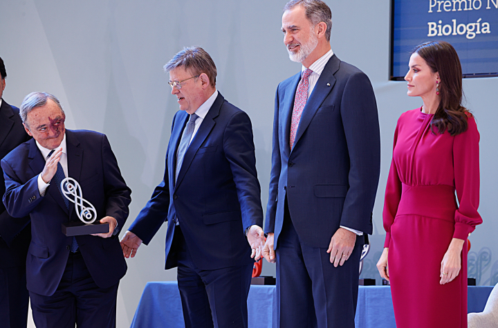 Los reyes junto a Mariano Barbacid durante los Premios de Investigación 2023.