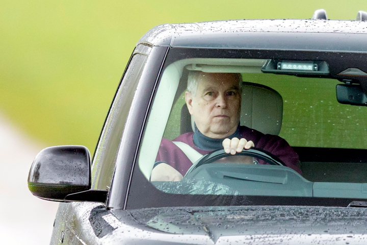 Andrés Mountbatten-Windsor conduciendo en Windsor poco antes de ser desalojado del Royal Lodge y trasladarse a Sandringham