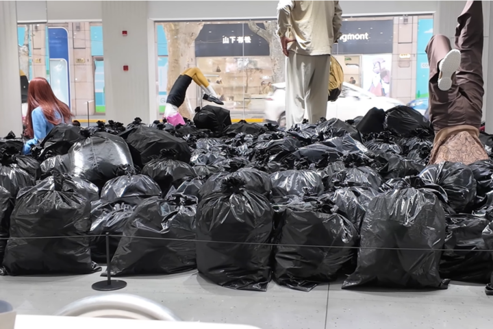 Bolsas negras de basura en las instalaciones de Nudake.