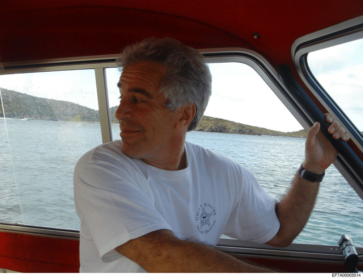 El pedófilo Jeffrey Epstein, pilotando un barco en una de las imágenes publicadas por el Departamento de Estado de EEUU el 20 de diciembre de 2025.