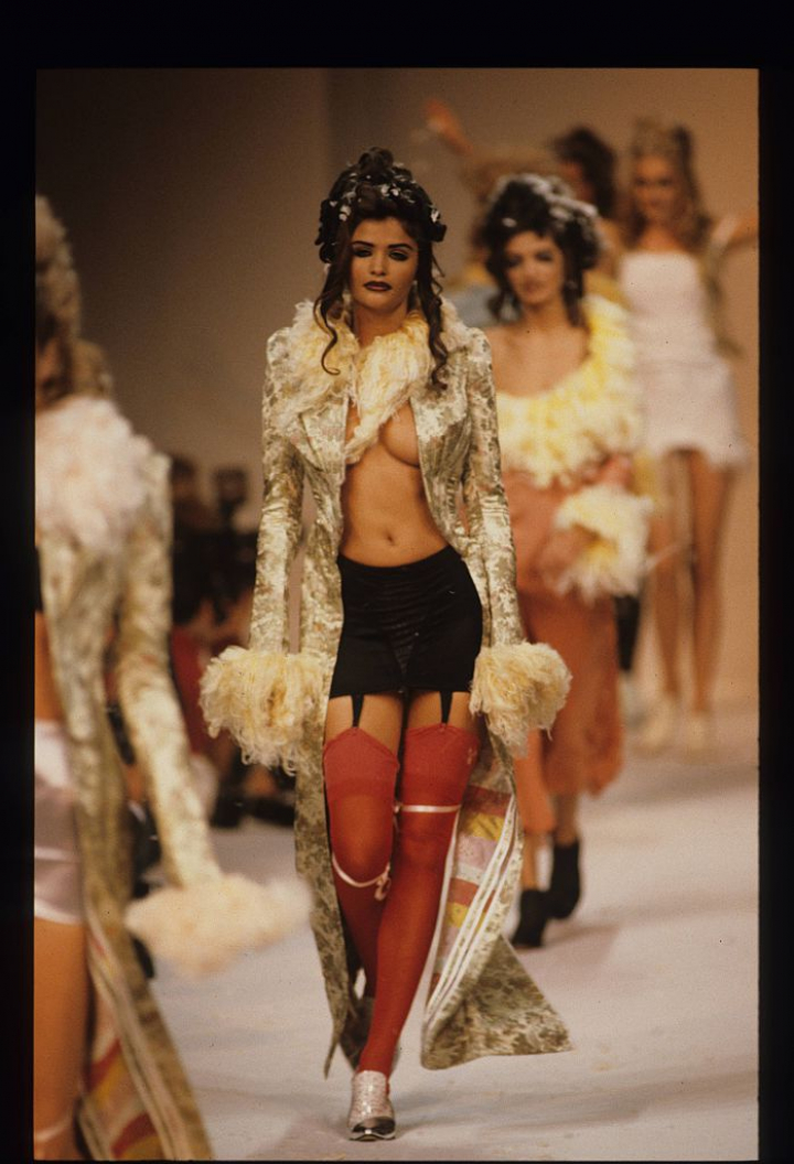 Helena Christensen, sobre la pasarela de John Galliano