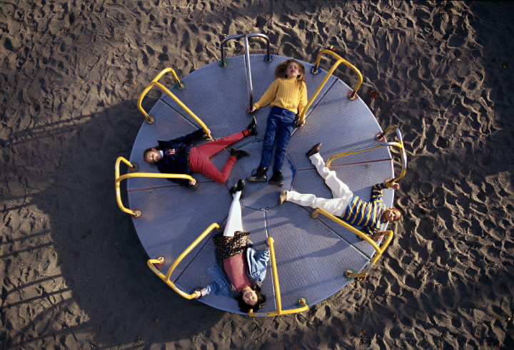 alt="alt="Niños jugando en un parque infantil en los años 90""