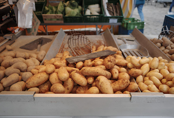 Cajas de diversas variedades de patatas recién cosechadas